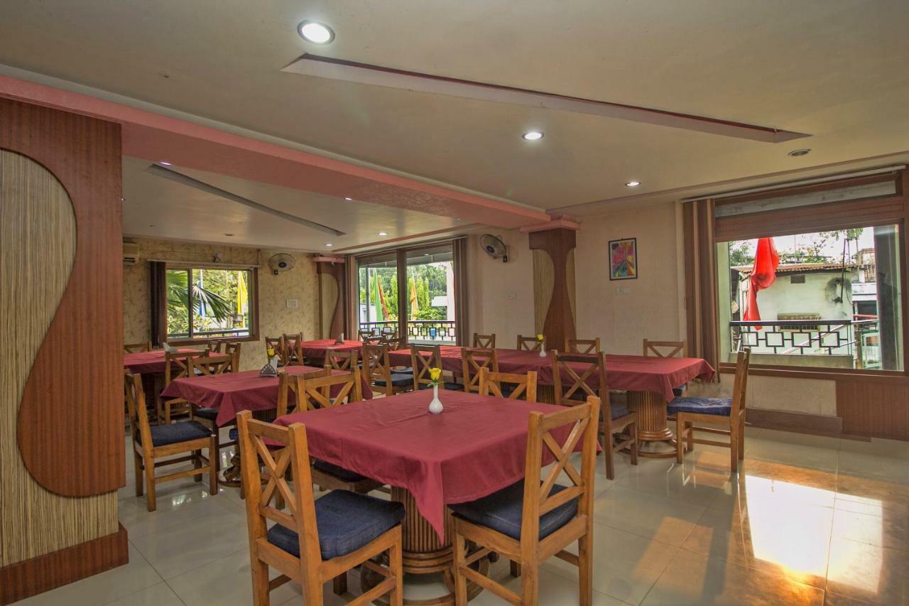 Hotel Nandanik Palace Falakata Экстерьер фото